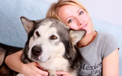 Seguros para perros Una mujer abraza a su perro