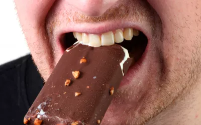 Sensibilidad dental Hombre mordiendo un bombón helado