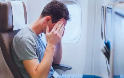 Hombre afectado por síndrome de la clase turista