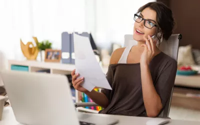 Mujer trabajando en casa gracias al teletrabajo