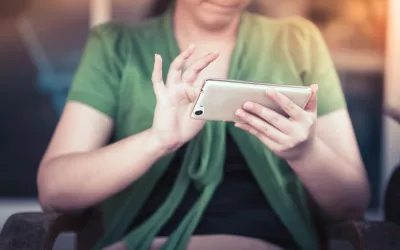 Terapia psicológica online y cuándo recurrir a ella Mujer utilizando la terapia psicológica online