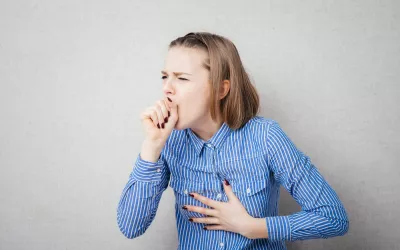 Tos ferina, cómo combatir la tos convulsiva Adolescente tosiendo