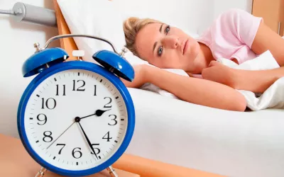 Mujer en la menopausia con problemas para dormir