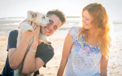 Los mejores lugares para veranear con tu perro Pareja de veraneo con su mascota