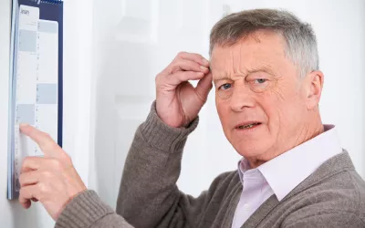 Hombre mayor con problemas de memoria