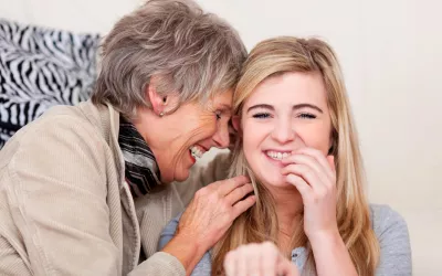 Persona mayor compartiendo piso con una chica joven