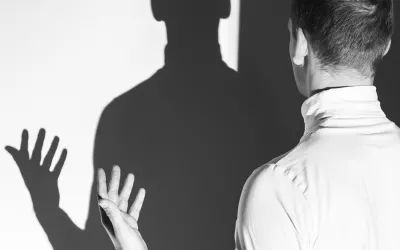 Hombre con el síndrome del impostor