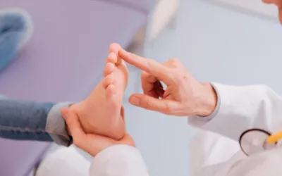 Médico revisando los pies deformados de una niña