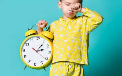 Cómo afecta el cambio de hora al sueño de los niños Niño adaptándose al cambio de hora