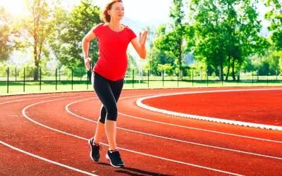 Mujer embarazada corriendo