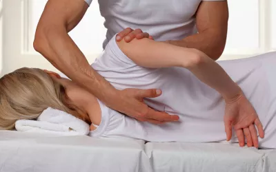 Osteópata tratando a una paciente