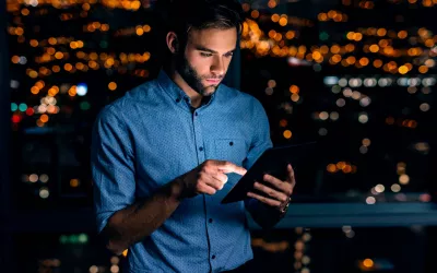 Trabajar en el turno de noche Hombre trabajando en el turno de noche