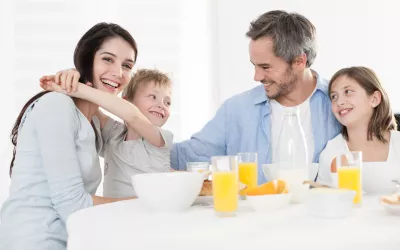 Buenos modales en la mesa Cómo enseñar a tus hijos a comportarse en las comidas