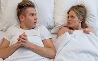 Pareja joven en la cama