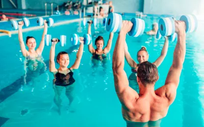 Beneficios de practicar ejercicio aeróbico en el agua Aquafitness, aeróbic en la piscina