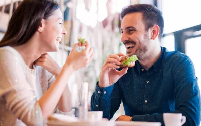 Comer fuera de casa sin engordar Alternativas saludables para no ganar peso
