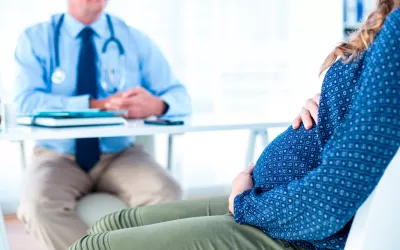 Plan de parto Mujer embarazada en la consulta con su médico