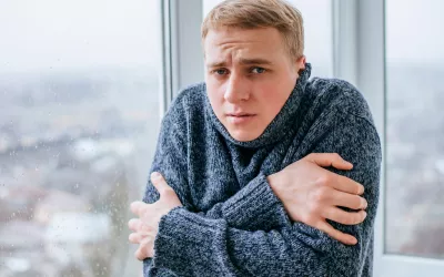 Por qué tenemos escalofríos y qué problema pueden indicar Hombre con escalofríos