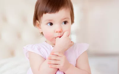 ¿Por qué mi hijo se chupa el dedo? Niña chupándose el dedo