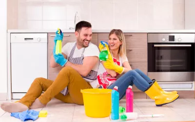 Tareas del hogar que ayudan a quemar más calorías Pareja haciendo las tareas del hogar