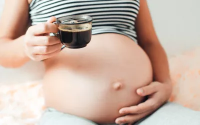 Embarazada tomando café