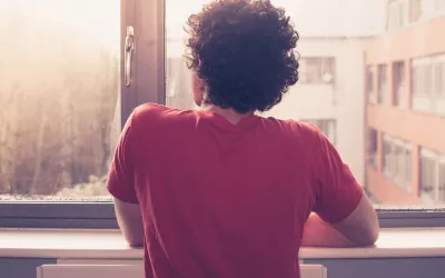 Cómo aislarse en casa ante sospecha de COVID-19 Hombre aislado en casa por coronavirus