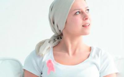 Enferma de cáncer de mama con un pañuelo en la cabeza