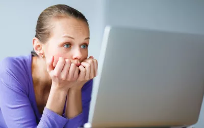 Cómo prevenir la fatiga visual por el abuso de pantallas Mujer con fatiga visual por el uso abusivo de pantallas