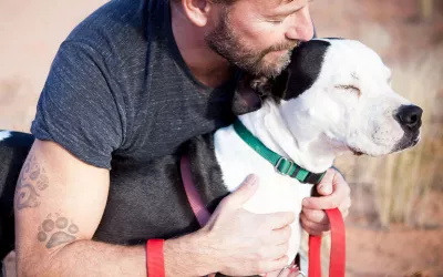 Voluntario de protectora de animales con un perro