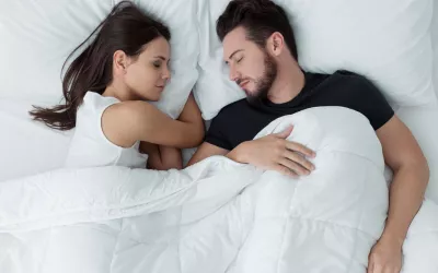 Cómo dormir mejor durante el confinamiento Pareja en la cama durmiendo durante la pandemia