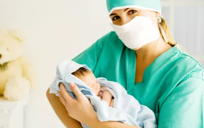 Matrona con un recién nacido