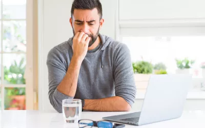 Miedo a ir al trabajo Hombre con miedo a ir al trabajo