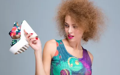 Chica con zapatos con plataforma