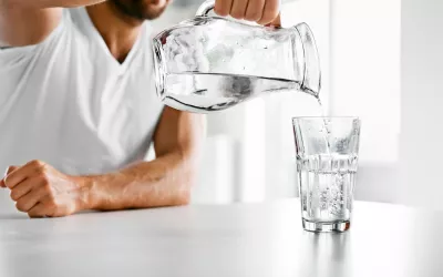 Potomanía Hombre bebiendo agua