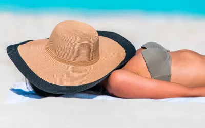 Mujer tomando el sol en la playa