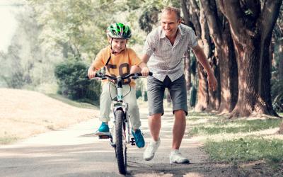 Enseñar a los niños a montar en bicicleta