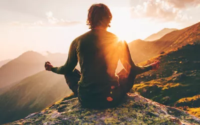 Meditación, entrena tu mente en busca del bienestar Persona meditando