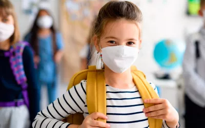Niña en el colegio con la mascarilla puesta