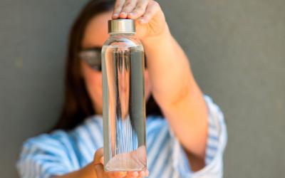 Botella de agua reutilizable limpia