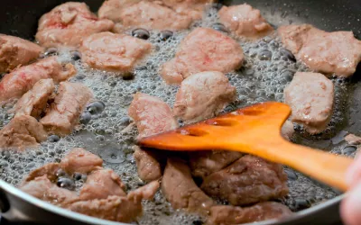 Por qué la carne genera espuma cuando se cocina Por qué la carne suelta espuma