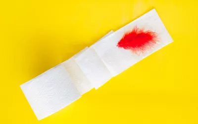 Papel higiénico con restos de sangre