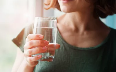 5 beneficios de beber agua por la mañana Mujer bebiendo agua por la mañana