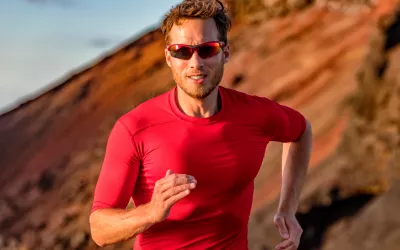 Hombre con gafas deportivas