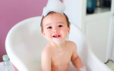 La hora del baño del bebé, un ritual divertido y seguro Hora del baño del bebé