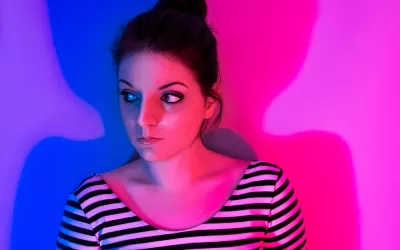 Pensamiento dicotómico: la vida en 'blanco' y 'negro' Mujer con pensamientos dicotómicos