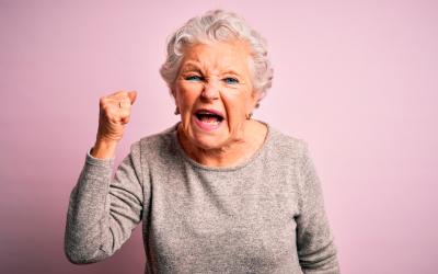 Anciana en actitud agresiva