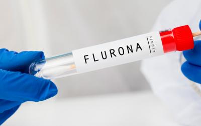 Médico con un tubo de muestra de sangre con resultado positivo para Flurona doble virus Gripe + coro