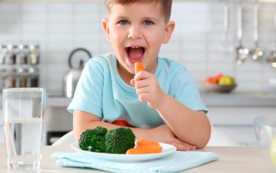 Niños con hiperactividad mejoran comiendo frutas y verduras