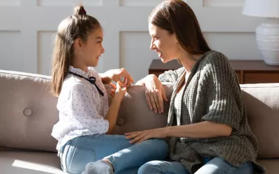 Madre hablando con su hija