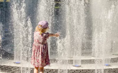 Niña refrescándose ante la ola de calor